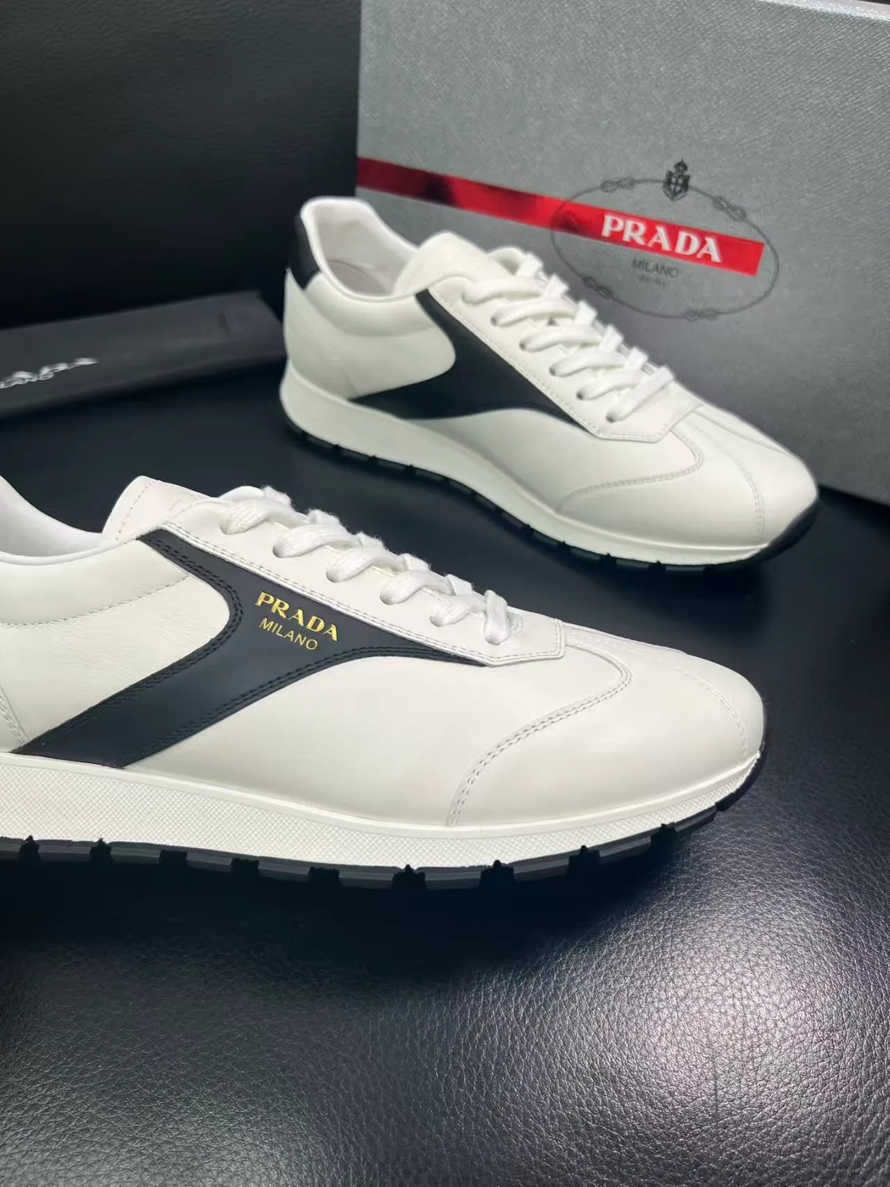 P440 38-45 Prada Prada’s new men’s leather sneakers, the highest version on the market, any comparison is welcome🆚! The original leather has excellent texture and is super high-end! Fetal sheep net lining imported from Italy, removable pad! Luxurious materials and fine workmanship, highly recommended! No. 058